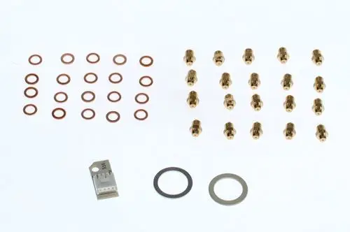 Zubehörset von Bosch mit mehreren Messinganschlüssen, Gummidichtungen und einem kleinen elektronischen Bauteil, alles auf hellem Hintergrund angeordnet.